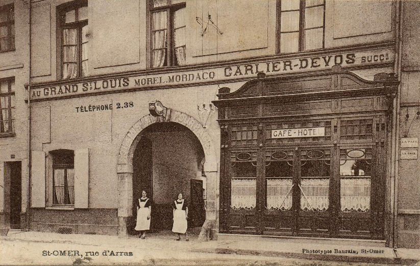  L'hôtel St Louis se trouve au milieu de la rue face à la rue de la commune de Paris(anciennement appelée rue Tiers)on aperçoit le porche donnant sur une cour intérieure,ou se trouvait les écuries.